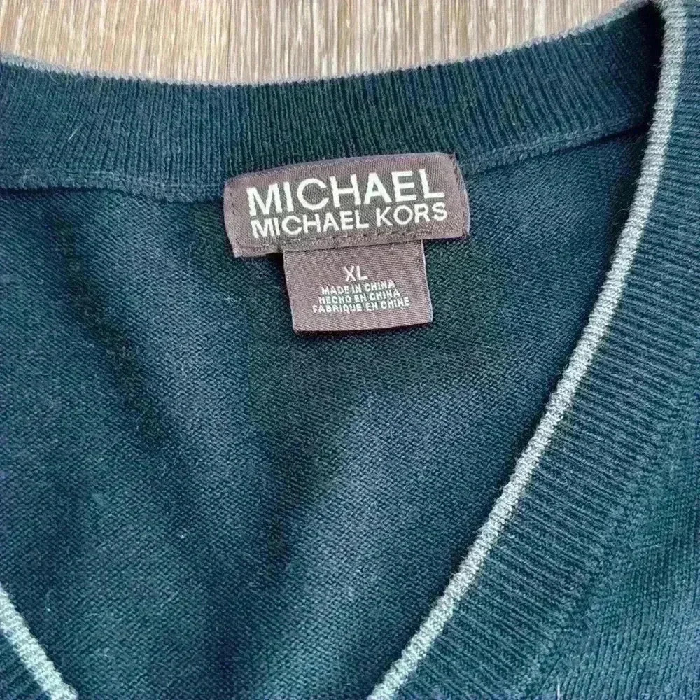 Micheal Kors V neck Sweater XL - Picture 3 of 4